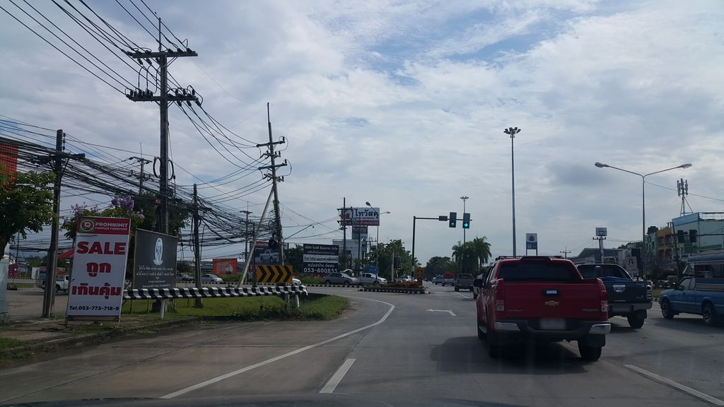 ภาพถนนตรงที่ พรพรหม เฟอร์นิเจอร์ ตั้งอยู่ ถ่ายโดย jrcarlsen พ.ศ. 2560 (2017) · A street-level view of where พรพรหม เฟอร์นิเจอร์ · Phrapharama Furniture stands, by jrcarlsen in 2560 (2017)